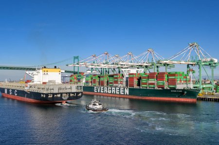 Foto de Los Ángeles, California, EE.UU. - 12 de enero de 2024: Container ship Ever Fair, que es operado por Evergeen Group y MSC Athos con un remolcador que lo asiste - Imagen libre de derechos