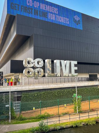 Foto de Manchester, Inglaterra, Reino Unido - 31 de mayo de 2024: Vista exterior de la nueva sala de conciertos Co-op Live junto a un canal cerca del centro de la ciudad - Imagen libre de derechos