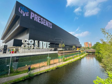 Foto de Manchester, Inglaterra, Reino Unido - 31 de mayo de 2024: Vista panorámica del nuevo estadio de conciertos Co-op Live junto a un canal cerca del centro de la ciudad - Imagen libre de derechos