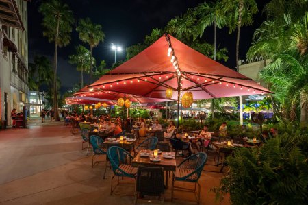 Foto de Miami Beach, Florida - 1 de mayo de 2023 - Restaurantes al aire libre en Lincoln Road Mall por la noche. - Imagen libre de derechos