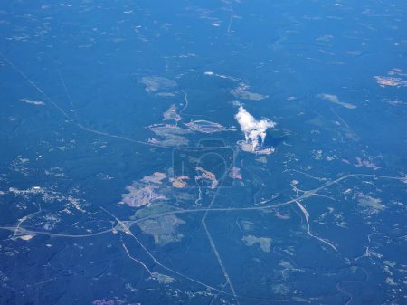 Téléchargez les photos : Vue aérienne en haute altitude de la centrale électrique James H. Miller, Jr., près de Birmingham, Alabama, par temps clair et ensoleillé. - en image libre de droit