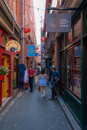Téléchargez les photos : Victoria (Colombie-Britannique) - Le 2 août 2023 - Magasins à Fan Tan Alley à Chinatown par une belle journée d'été ensoleillée. - en image libre de droit