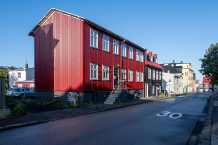 Foto de Reykjavik, Islandia - 4 de septiembre de 2023 - Escena callejera residencial que muestra la característica construcción de hierro corrugado. - Imagen libre de derechos