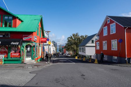 Foto de Reykjavik, Islandia - 3 de septiembre de 2023 - Colorida escena callejera que muestra la característica construcción de edificios de hierro corrugado. - Imagen libre de derechos