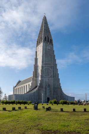 Foto de Reykjavik, Islandia - 4 de septiembre de 2023 - Hallgrimskirkja Lutheran Church on sunny clear autumn morning. - Imagen libre de derechos