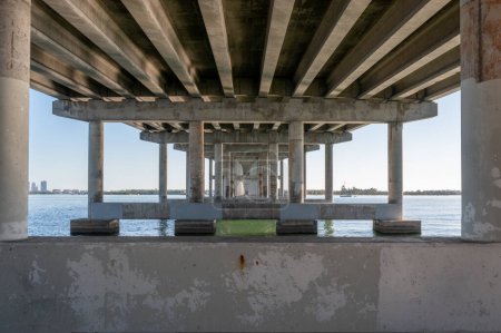 Foto de Debajo del puente Rickenbacker Causeway en Miami, Florida mostrando la estructura de construcción. - Imagen libre de derechos