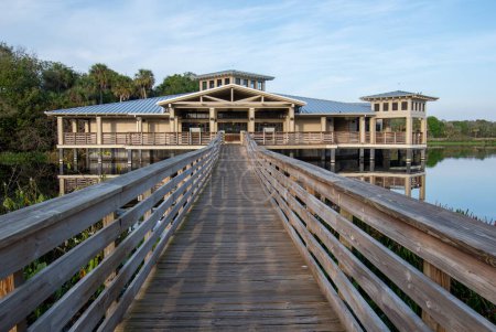 Strandpromenade und Besucherzentrum im Green Cay Nature Center und den Feuchtgebieten in Boynton Beach, Florida bei Sonnenaufgang.