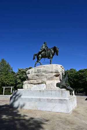 Téléchargez les photos : Madrid, Espagne - 13 avril 2024 - Monument au Général Martinez Campos dans le Parc El Retiro par une matinée ensoleillée de printemps. - en image libre de droit