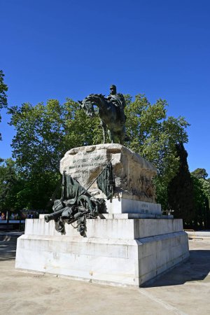 Foto de Madrid, España - 13 de abril de 2024 - Monumento al General Martínez Campos en el Parque El Retiro en la clara y soleada mañana de primavera. - Imagen libre de derechos
