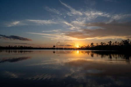 Paysage nuageux de coucher de soleil coloré reflété dans Pine Glades Lake dans Everglades National Park, Floride..