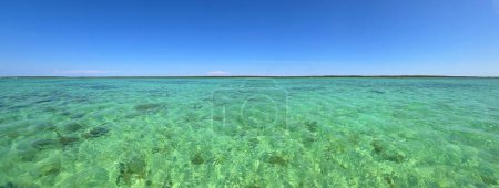 Panoramablick auf das klare Wasser des Biscayne National Park, Florida an einem klaren, sonnigen Sommernachmittag.