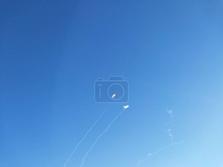 Téléchargez les photos : Explosions de roquettes et de défense aérienne dans le ciel - en image libre de droit