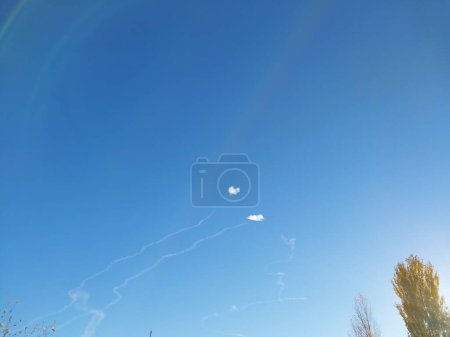 Téléchargez les photos : Explosions de roquettes et de défense aérienne dans le ciel - en image libre de droit