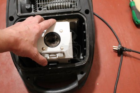 Téléchargez les photos : Vacuum cleaner repair with dust collector and the filter - en image libre de droit