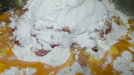 Téléchargez les photos : Préparation de filet de poulet en cubes avec de l'amidon et des œufs. Procédé de coupe du filet de poulet en cubes et de mélange avec de l'amidon, des œufs battus, du sel et du poivre - en image libre de droit