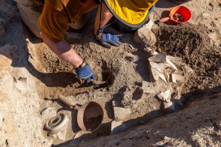 Téléchargez les photos : Vetren, Bulgarie - 18 août 2022 : Des archéologues travaillent sur le site d'excavation d'Emporion Pistiros. - en image libre de droit