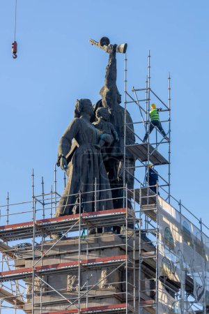 Foto de SOFIA, BULGARIA - 12 DE DICIEMBRE: Los trabajadores comienzan el proceso de desmantelamiento de la estatua del monumento del Ejército Rojo en Sofía, Bulgaria, 12 de diciembre de 2023. El monumento, que fue construido en 1954, es el segundo con sus dimensiones en Bulgaria y fue levantado i - Imagen libre de derechos