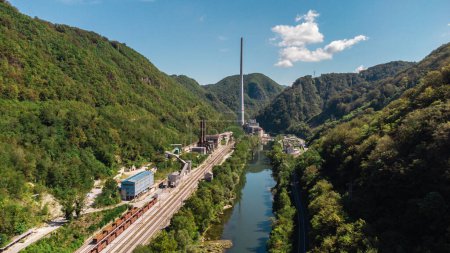 Téléchargez les photos : Centrale électrique de Trbovlje Chimney d'en haut, Slovénie - en image libre de droit