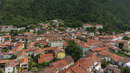 Téléchargez les photos : Vue Aérienne De Vipava Town, Slovénie. Toits rouges et collines couvertes de forêts en arrière-plan - en image libre de droit