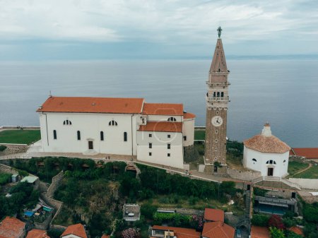 Téléchargez les photos : Eglise du Piran avec Tour de l'Horloge, Cerkev Svetega Jurija, Vue Aérienne, Slovénie - en image libre de droit