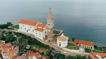 Téléchargez les photos : Eglise du Piran avec Tour de l'Horloge, Cerkev Svetega Jurija, Vue Aérienne, Slovénie - en image libre de droit
