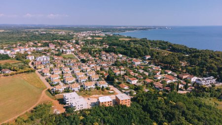 Vista aérea del mar y casas en Savudrija, Croacia.