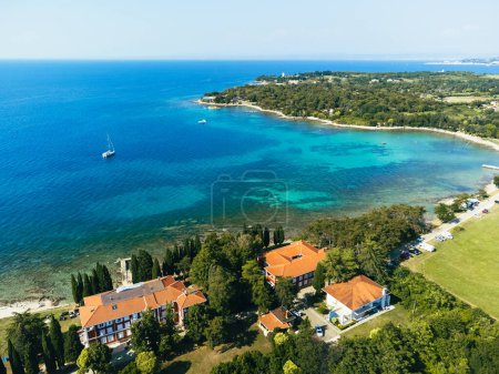 Strand, Meeresbucht, Lagune und Häuser. Luftaufnahme von Savudrija, Kroatien.
