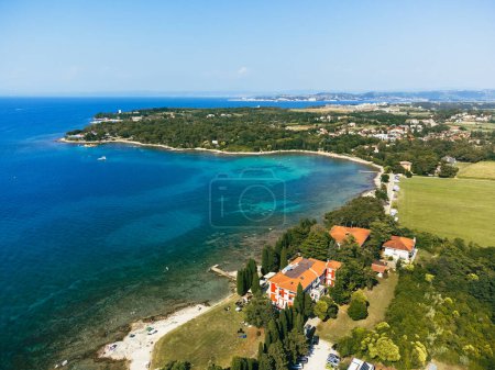 Strand, Meeresbucht, Lagune und Häuser. Luftaufnahme von Savudrija, Kroatien.