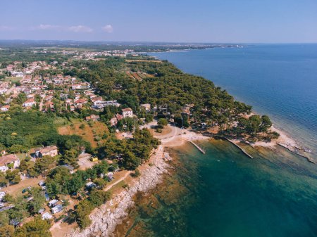Playa, Bahía del Mar, Laguna y Casas. Vista aérea de Savudrija, Croacia.