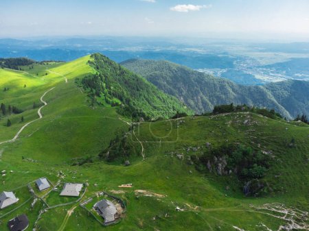 Luftaufnahme der Berghütten auf dem Grünen Hügel von Velika Planina Große Weide Plateau, Almlandschaft, Slowenien