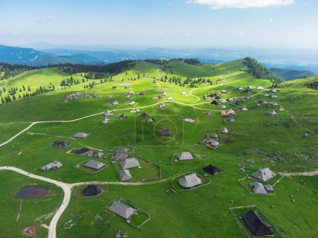 Vista aérea de las cabañas de montaña en Green Hill of Velika Planina Big Pasture Plateau, Paisaje alpino del prado, Eslovenia