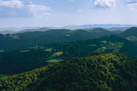 Blick vom Gipfel des Polhov Gradec alias Sankt Laurentius, Kleine Dörfer in der Ferne, Slowenien