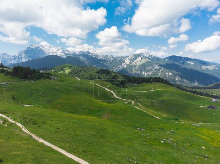 Vista aérea de las cabañas de montaña en Green Hill of Velika Planina Big Pasture Plateau, Paisaje alpino del prado, Eslovenia
