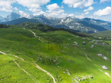 Luftaufnahme der Berghütten auf dem Grünen Hügel von Velika Planina Große Weide Plateau, Almlandschaft, Slowenien