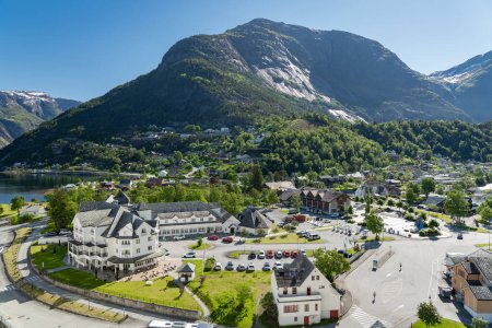 Téléchargez les photos : La charmante petite ville d'Eidfjord sur le fjord du même nom en Norvège - en image libre de droit