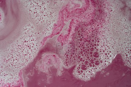 Téléchargez les photos : Eau de couleur rose avec mousse blanche et bulles - en image libre de droit