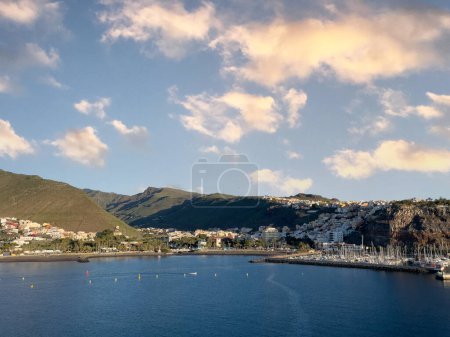 Téléchargez les photos : Vue sur le port de La Gomera, Espagne, par une journée ensoleillée - en image libre de droit