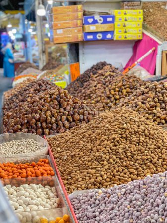 Téléchargez les photos : Beaucoup de noix différentes dans un marché au Maroc - en image libre de droit