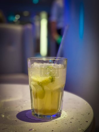 Un cocktail Caipirinha le soir