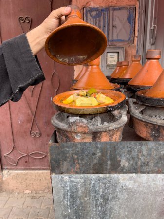 Téléchargez les photos : Un style typiquement marocain de cuisine avec de nombreux tagine ovwr le feu de charbon de bois - en image libre de droit