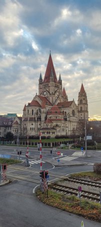 Téléchargez les photos : L "église de François d'Assise par une journée brumeuse à Vienne, Autriche - en image libre de droit