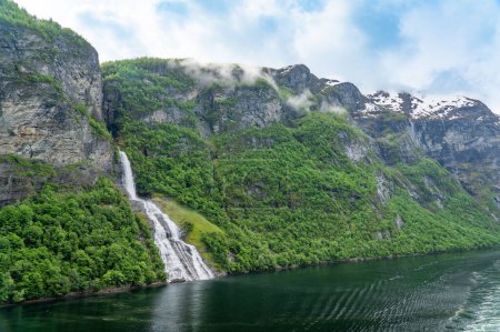 Téléchargez les photos : Belle cascade appelée The Suitor qui est en face des cascades Seven Sisters dans le fjord de Geiranger, en Norvège - en image libre de droit