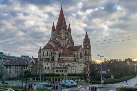 Téléchargez les photos : L "Église de François d'Assise lors d'une journée de cluody à Vienne, Autriche, le 26 décembre 2022 - en image libre de droit