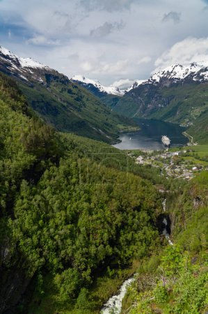 Téléchargez les photos : Beautiful view of the Geiranger Fjord and the town of Geiranger from the Adlerkehre with a cruise ship at anchor - en image libre de droit