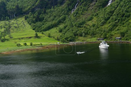 Téléchargez les photos : Un yacht à Geiranger Fjord, Norvège - en image libre de droit