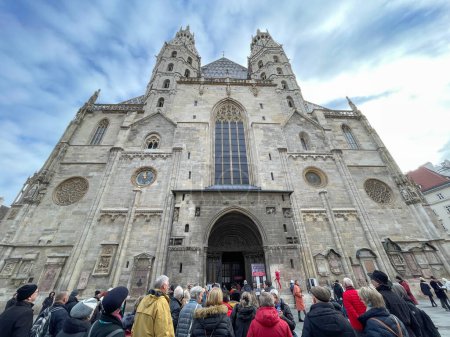 Téléchargez les photos : La célèbre cathédrale Saint-Étienne avec de nombreux touristes à Vienne, Autriche, le 25 décembre 2022 - en image libre de droit