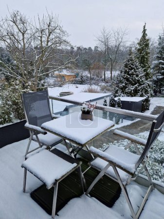 Balkon mit Gartenmöbeln im Schnee
