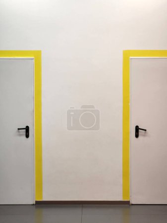Foto de Puertas. Dos puertas en un lugar público. Fondo interior - Imagen libre de derechos