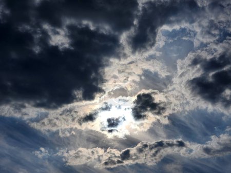 Foto de Cielo con nubes. Sol detrás de nubes oscuras - Imagen libre de derechos