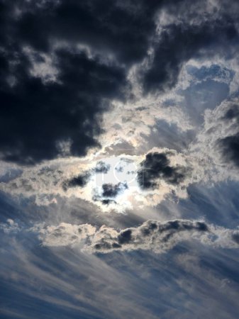 Foto de Cielo con nubes. Sol detrás de nubes oscuras - Imagen libre de derechos